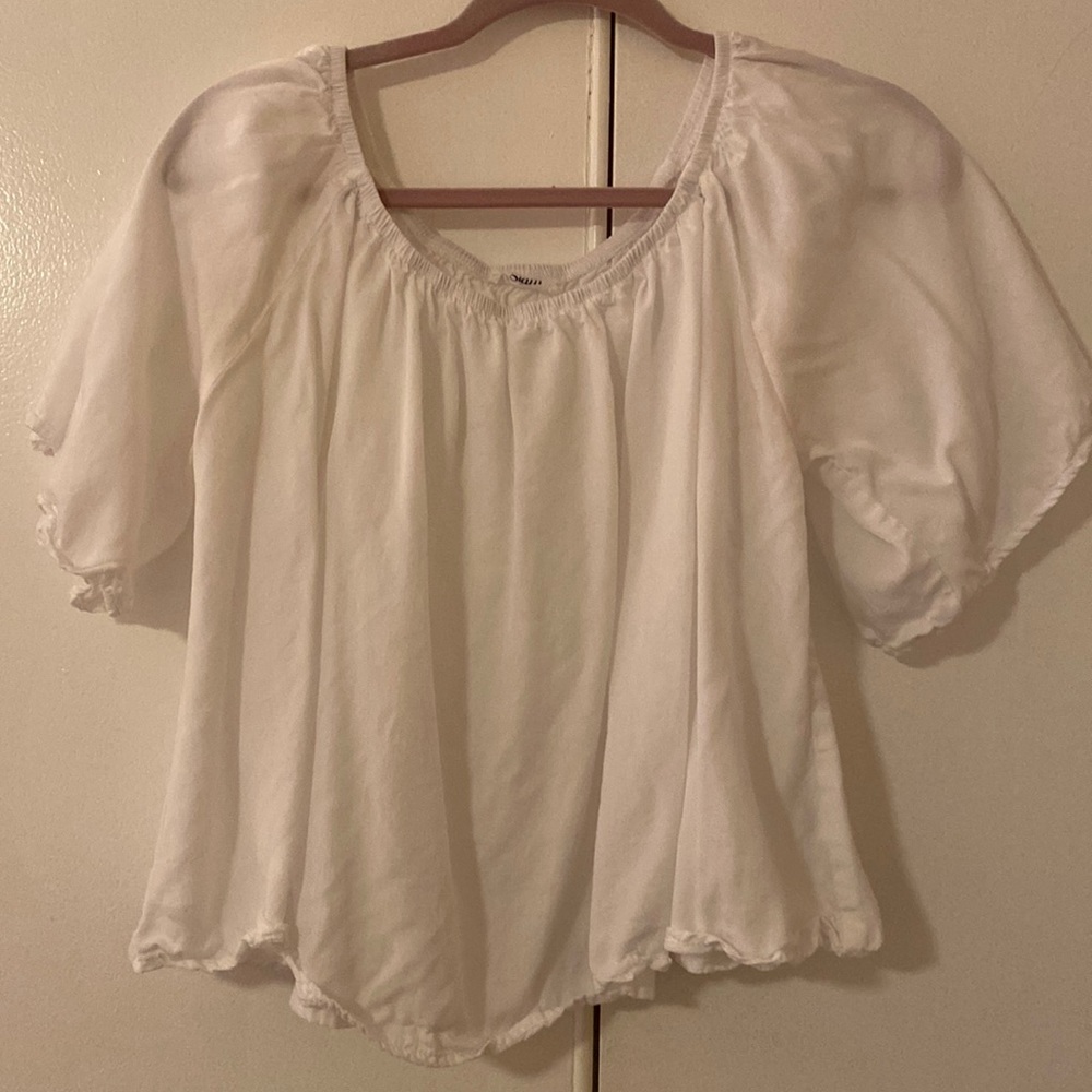 Loose style white blouse